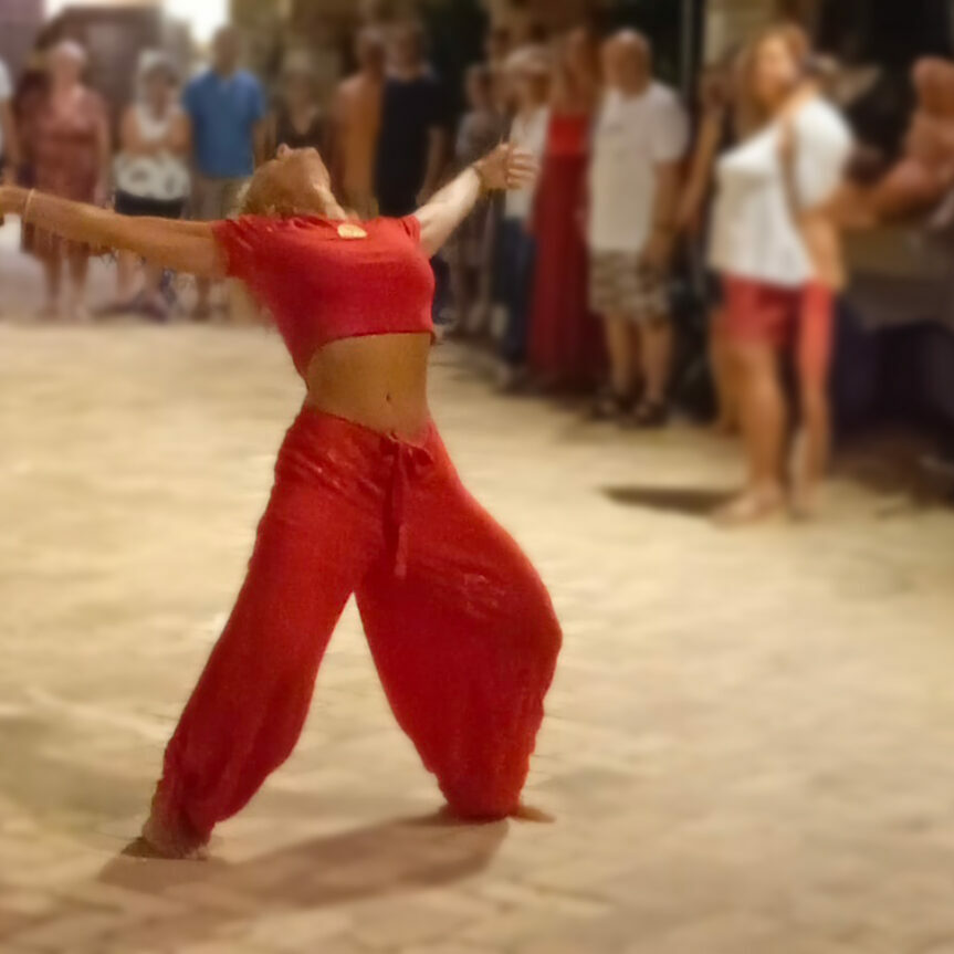 donna che balla vestita di rosso