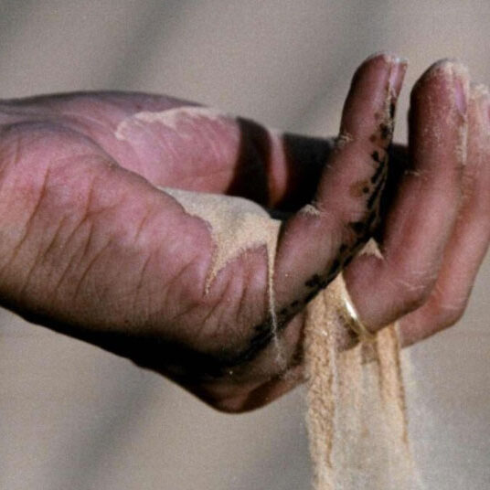 Insegnate yoga terapia naturopata mano con sabbia