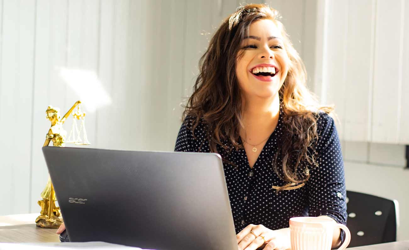 servizio Psicoterapia Online con donna che sorride