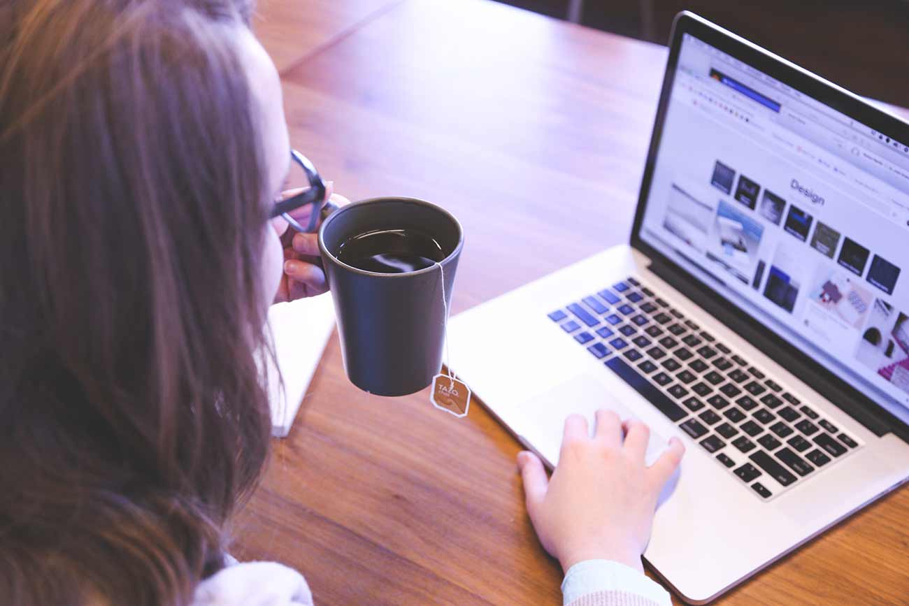 Psicoterapia Online donna con tazza in mano