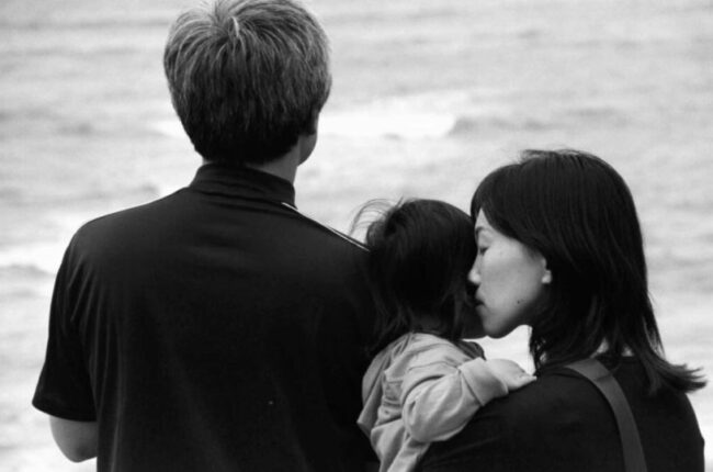 famiglia con figlia di spalle
