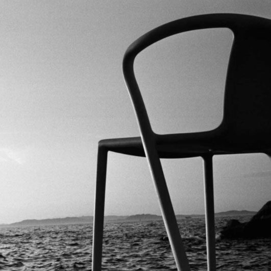 counselor filosofico sedia in mezzo al mare