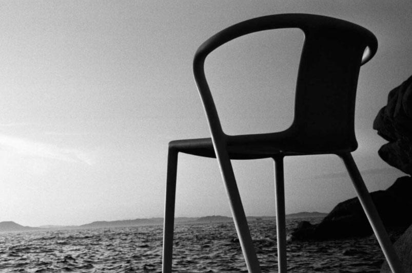 sedia in mezzo al mare