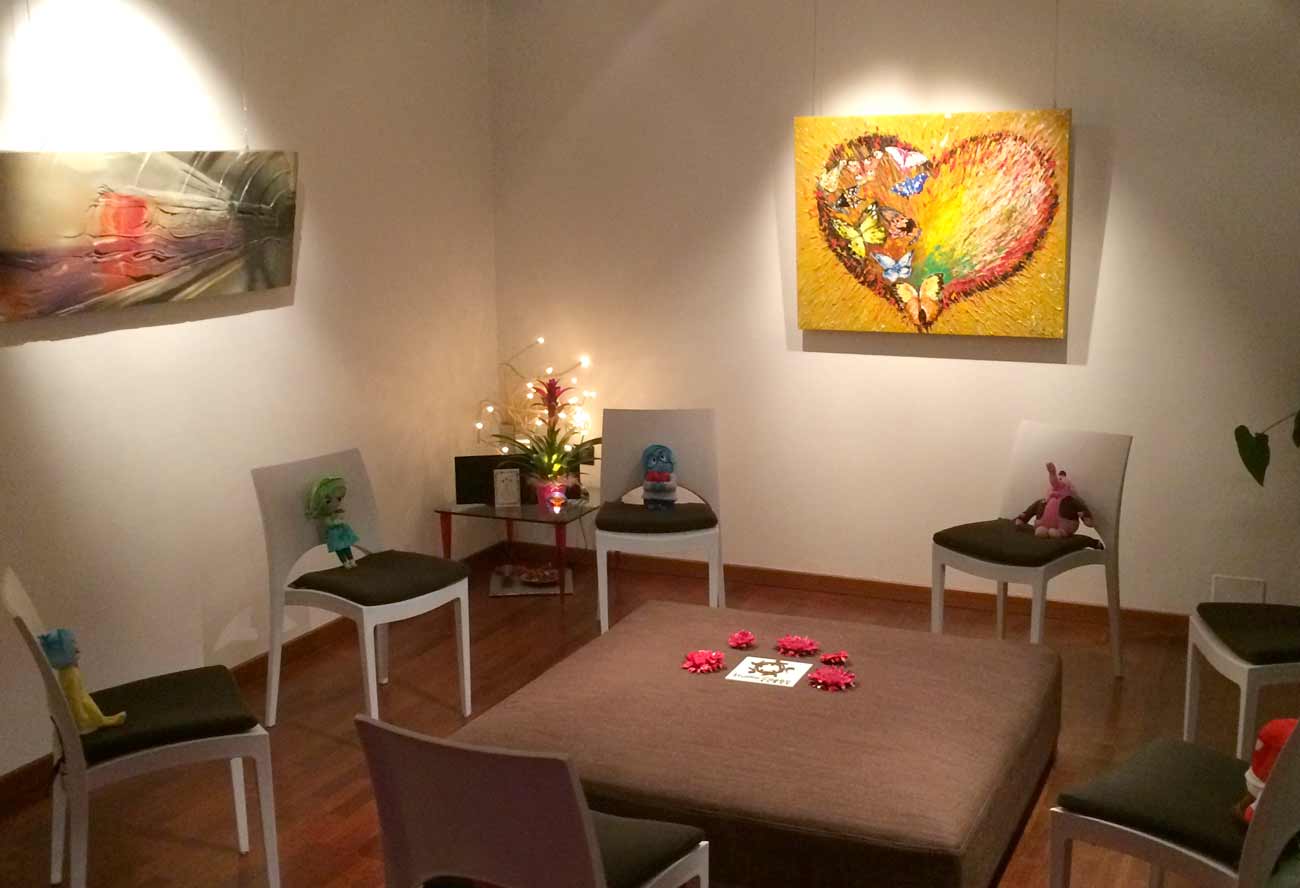 ingresso studio con pupazzi emozioni e quadro cuore