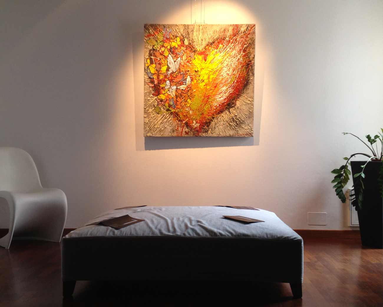parete studio con quadro cuore